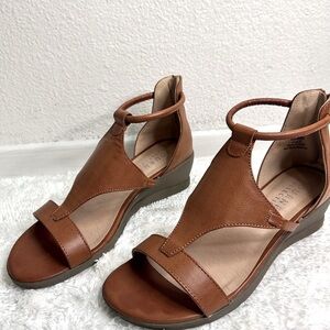 Journee Collection Tan sandals brown leather Elegant Design women’s 8.5